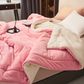 Couverture en fleece pliée, montrant sa couleur unie