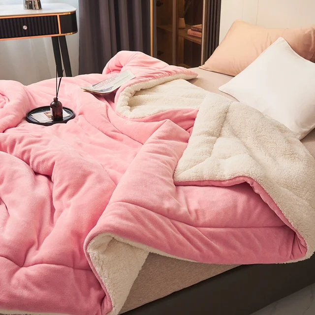 Couverture en fleece pliée, montrant sa couleur unie
