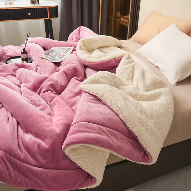 Vue d'ensemble d'une chambre avec couverture en fleece