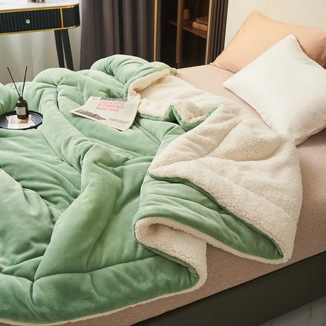 Couverture en fleece sur un canapé dans un salon moderne