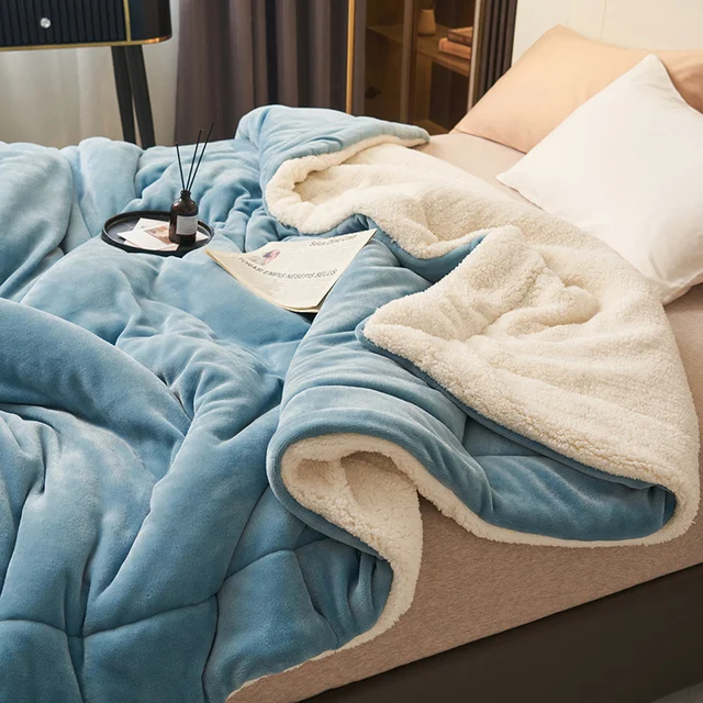 Couverture en fleece étalée, montrant sa taille généreuse
