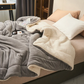 Couverture en fleece lavable en machine, posée sur un lit