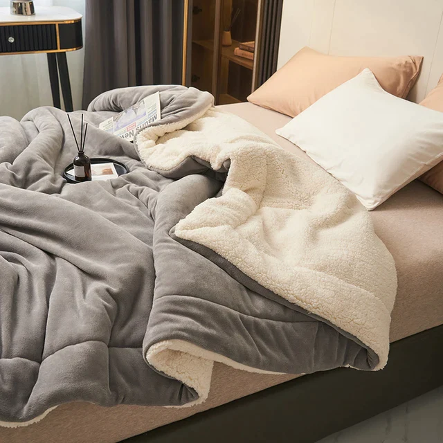 Couverture en fleece lavable en machine, posée sur un lit