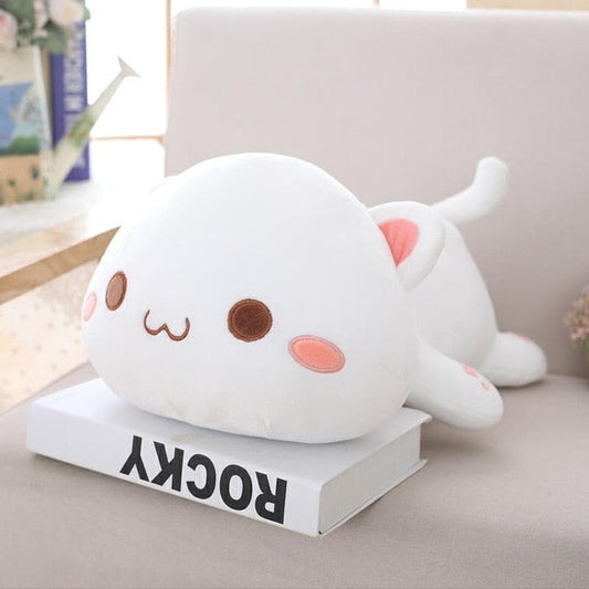 Chat en peluche kawaii utilisé comme coussin