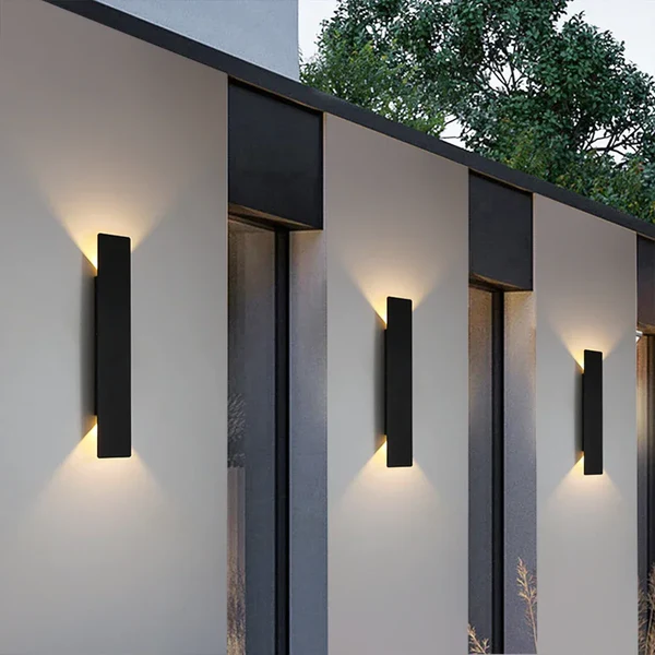 Applique LED éclairant une entrée de maison contemporaine