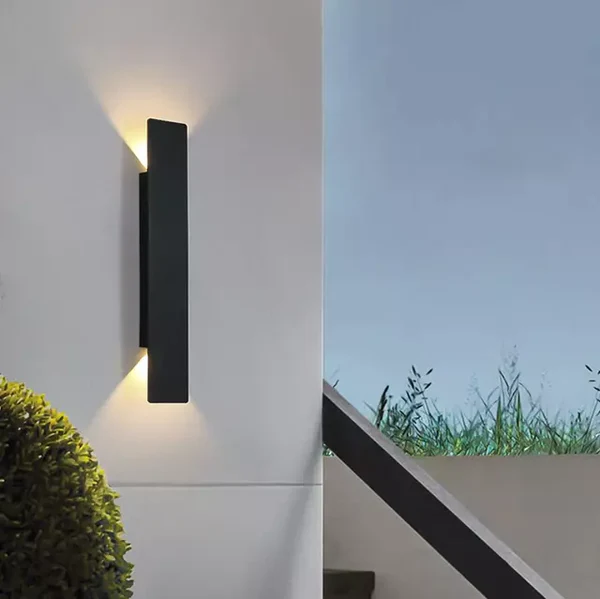 Lumière douce émise par l'applique LED sur un mur