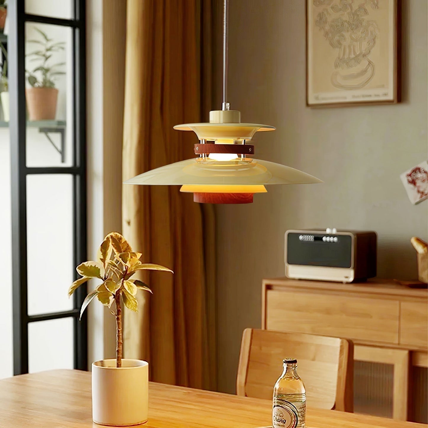 Lampe suspendue au-dessus d'une table à manger