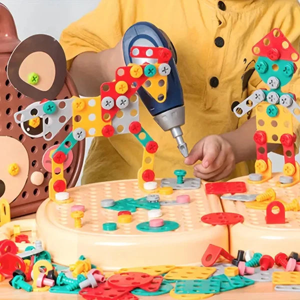 Enfant jouant avec des pièces colorées sur une table
