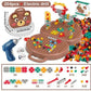 Main d'enfant utilisant une perceuse jouet sur une construction