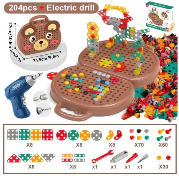 Main d'enfant utilisant une perceuse jouet sur une construction