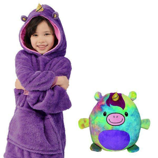 Enfant jouant avec l'ours en peluche convertible en sweat