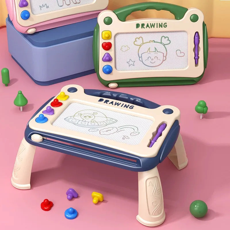 Enfant utilisant un tableau de dessin magnétique coloré