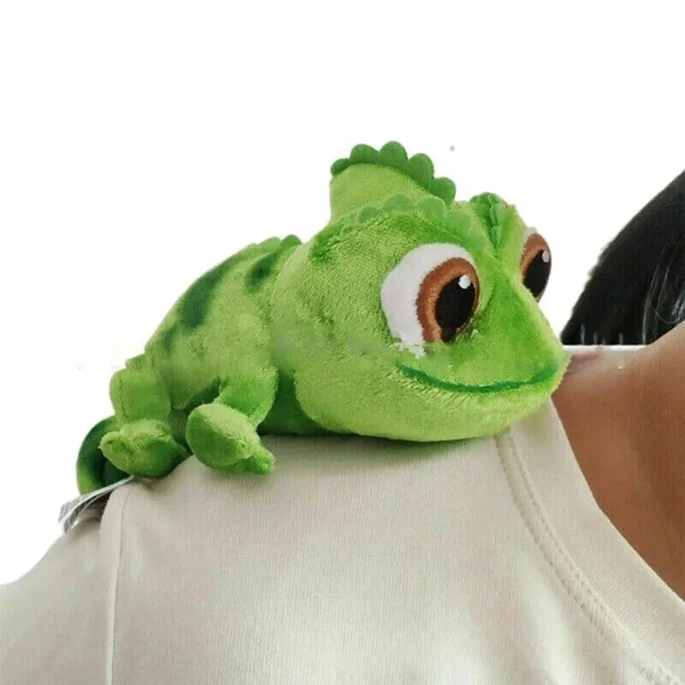 Caméléon en peluche posé sur un fond neutre