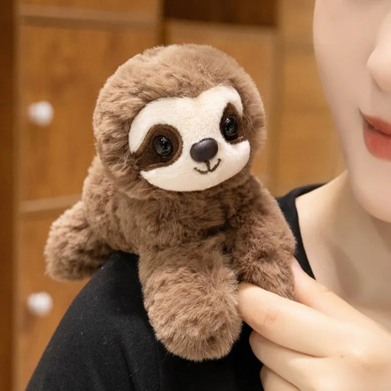 Caméléon en peluche magnétique posé sur une épaule