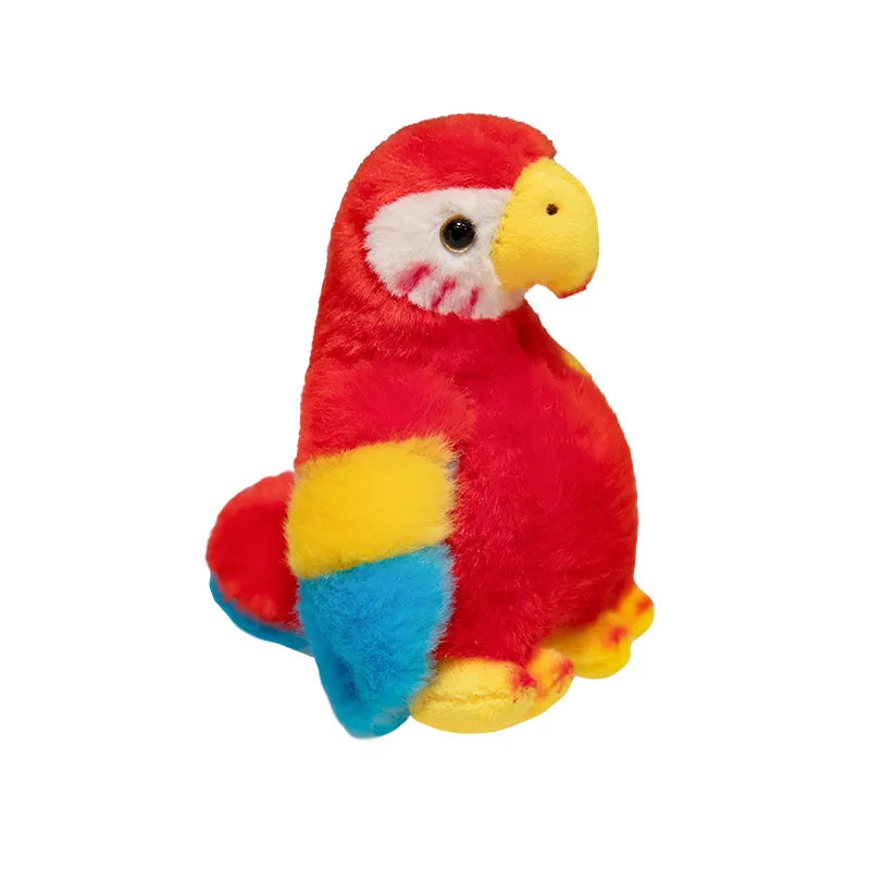 Caméléon en peluche dans une main, montrant sa taille compacte