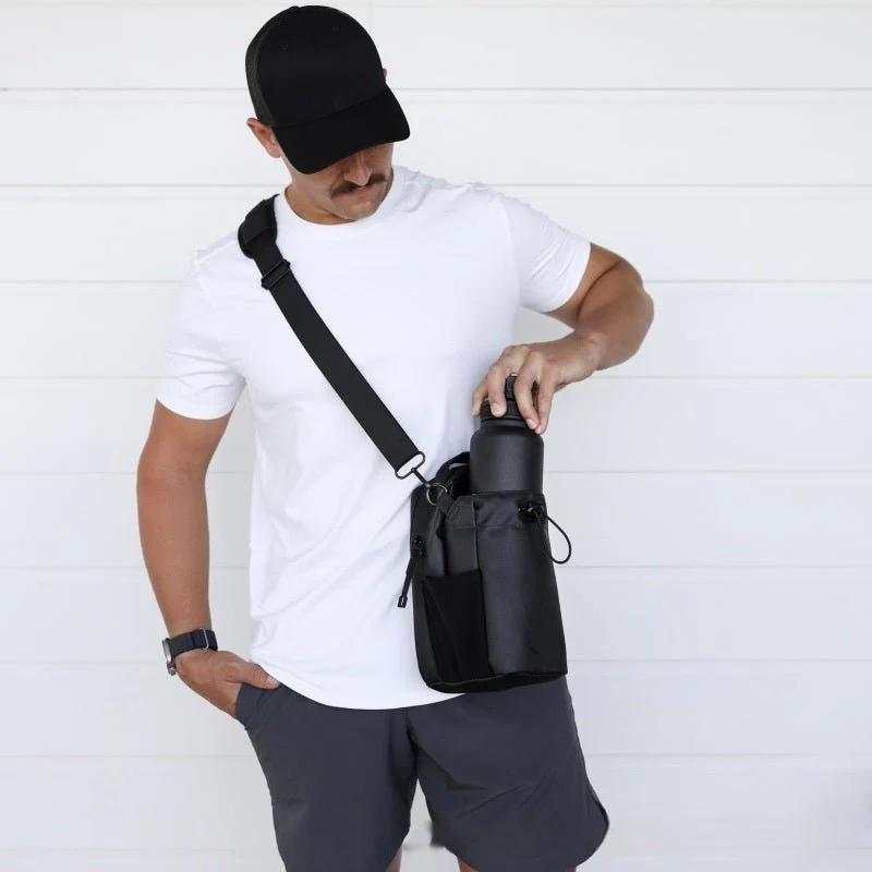 Sac de sport noir fixé à un équipement de gym métallique