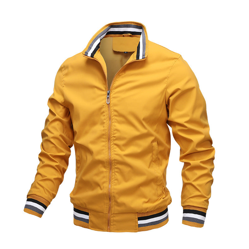 Vue arrière d'une veste d'été élégante pour homme