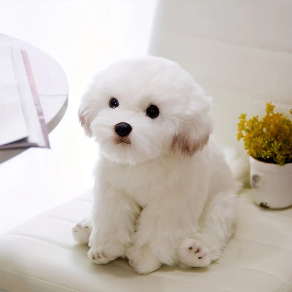 Jouet en peluche chien assis, texture moelleuse visible