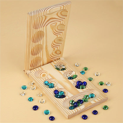 Enfant jouant au Mancala, concentré sur le plateau en bois