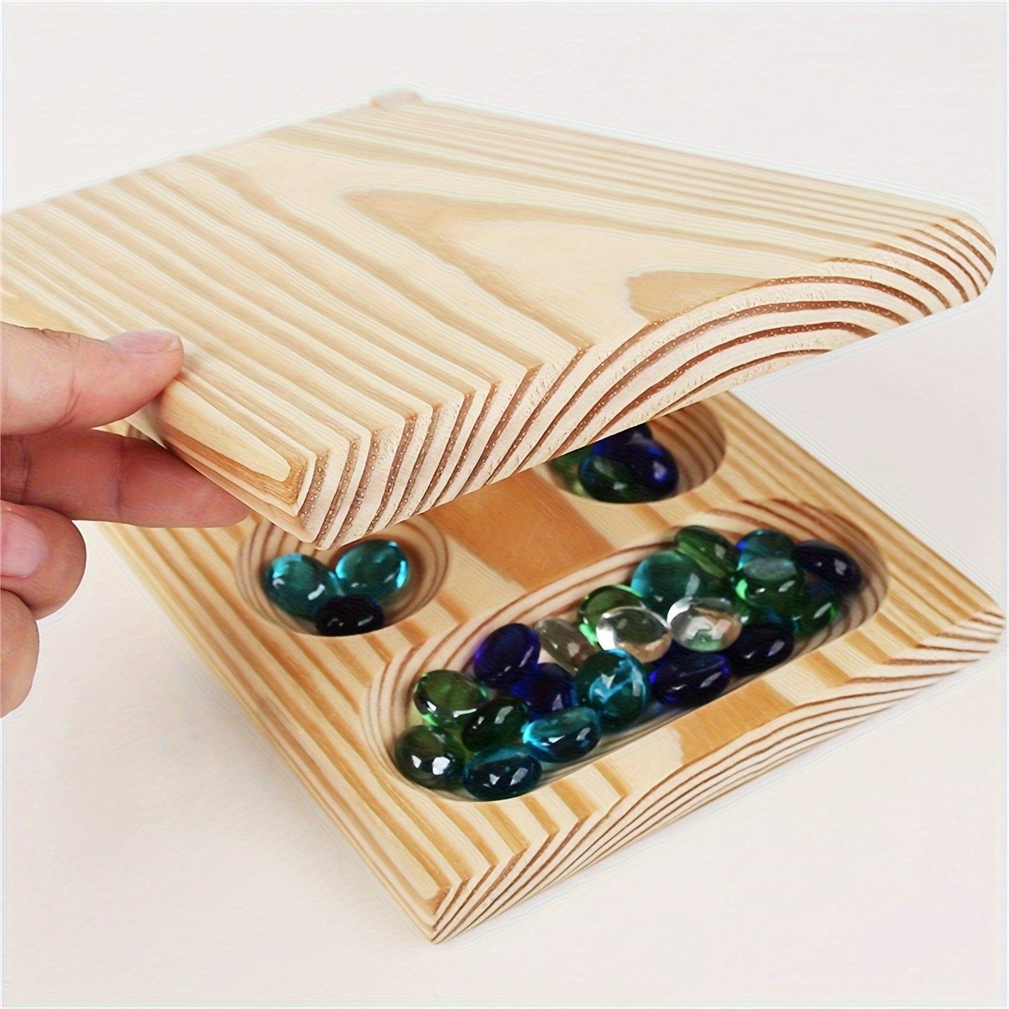 Gros plan sur les jetons en verre multicolores du jeu Mancala
