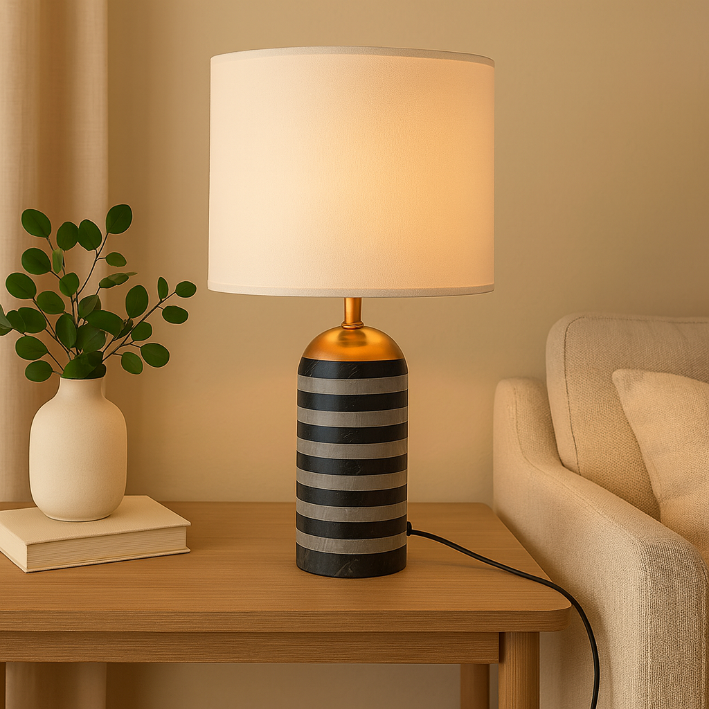 Lampe moderne sur une table en bois dans un salon