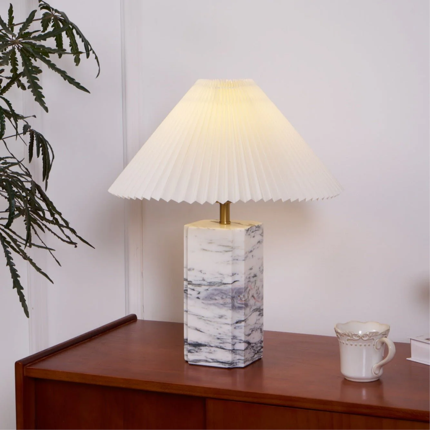 Lampe de table avec base en marbre et abat-jour blanc