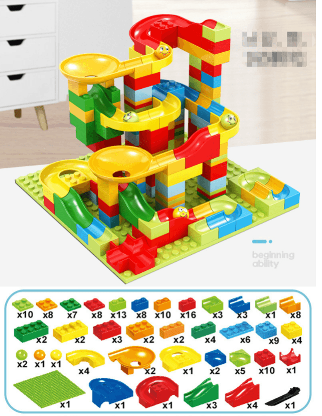 Enfant construisant une piste de billes colorée sur une table