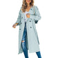 Femme portant un trench long à double boutonnage