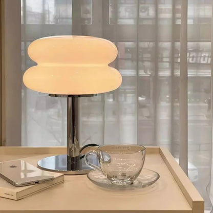 Lampe de table dans une chambre, créant une atmosphère accueillante