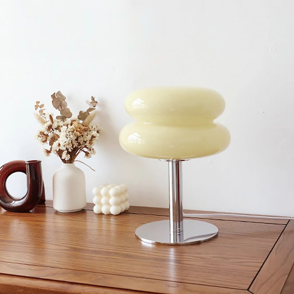 Lampe sur une coiffeuse, ajoutant une touche de couleur