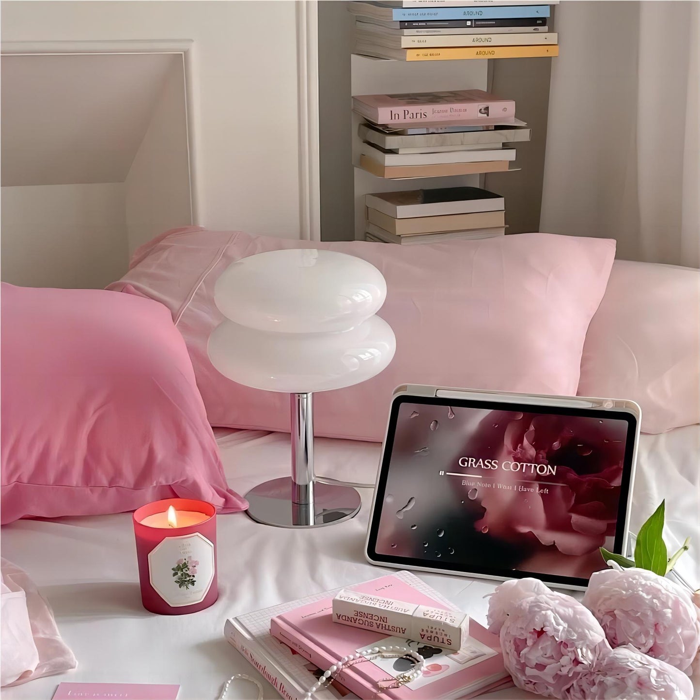 Lampe allumée, diffusant une lumière douce et chaleureuse