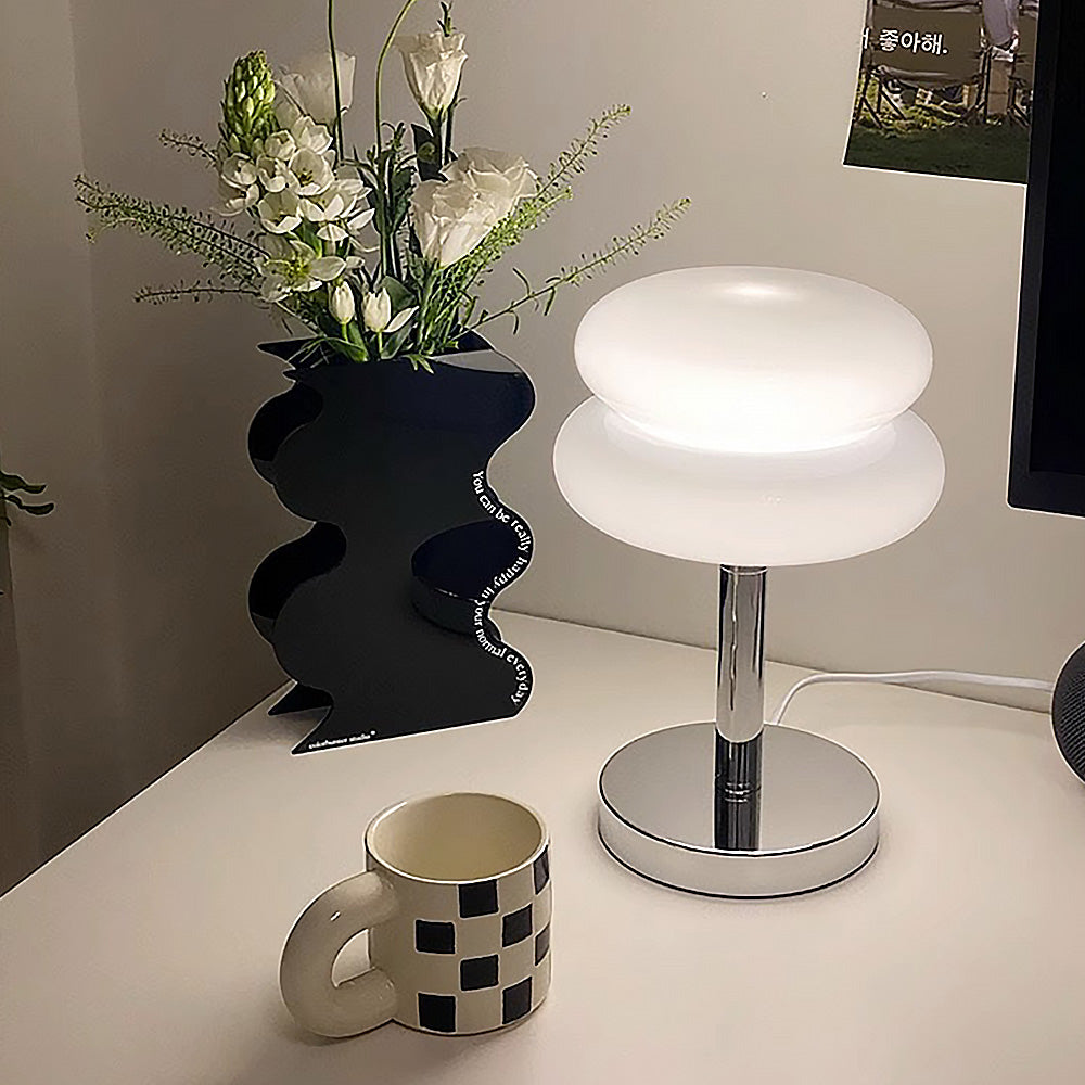 Lampe de table avec ampoule visible, ambiance cosy