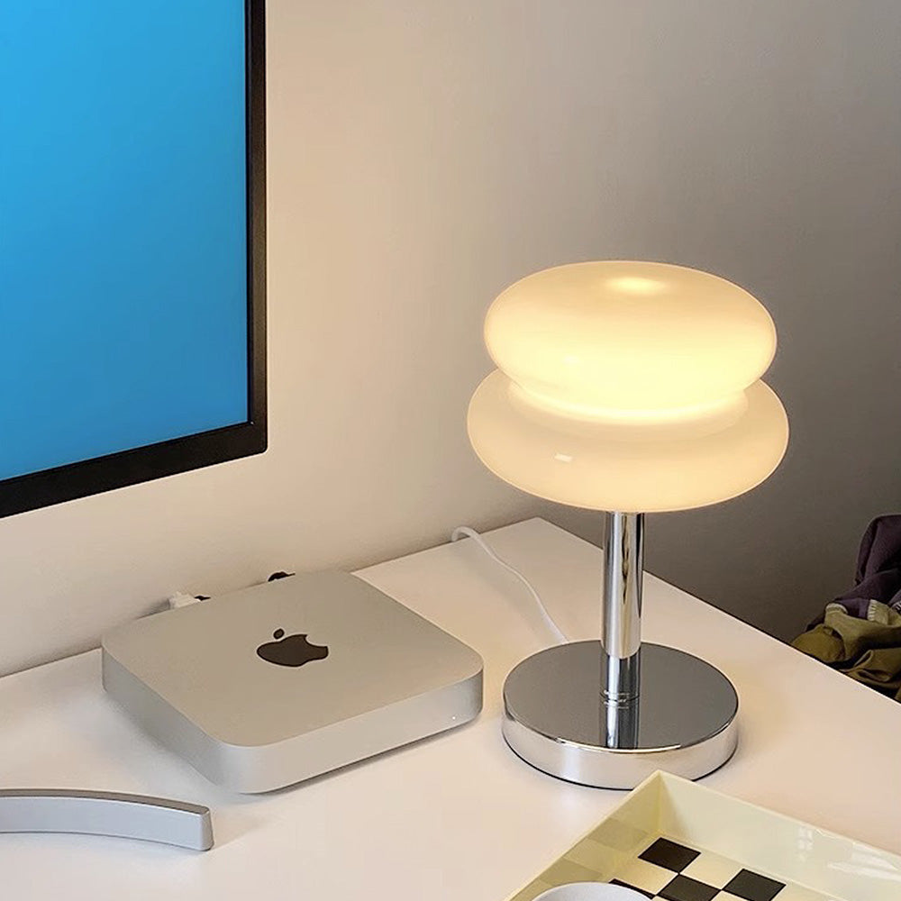 Lampe posée sur une table en bois dans un salon moderne