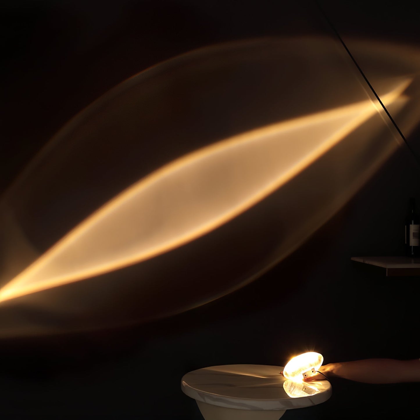 Lampe sur une table de nuit, éclairage LED chaud activé