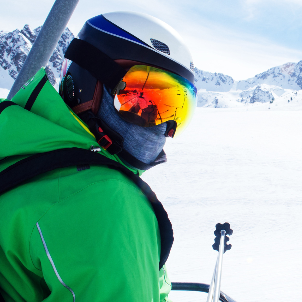 Masque de ski avec écran panoramique sur fond neigeux