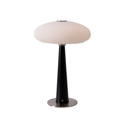 Lampe de table dans un espace de travail stylé