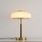Lampe allumée, éclairant un espace avec une lumière chaleureuse