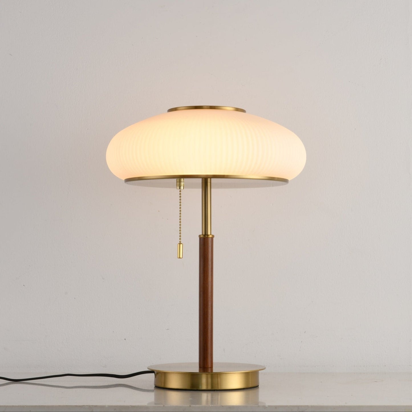 Lampe allumée, éclairant un espace avec une lumière chaleureuse