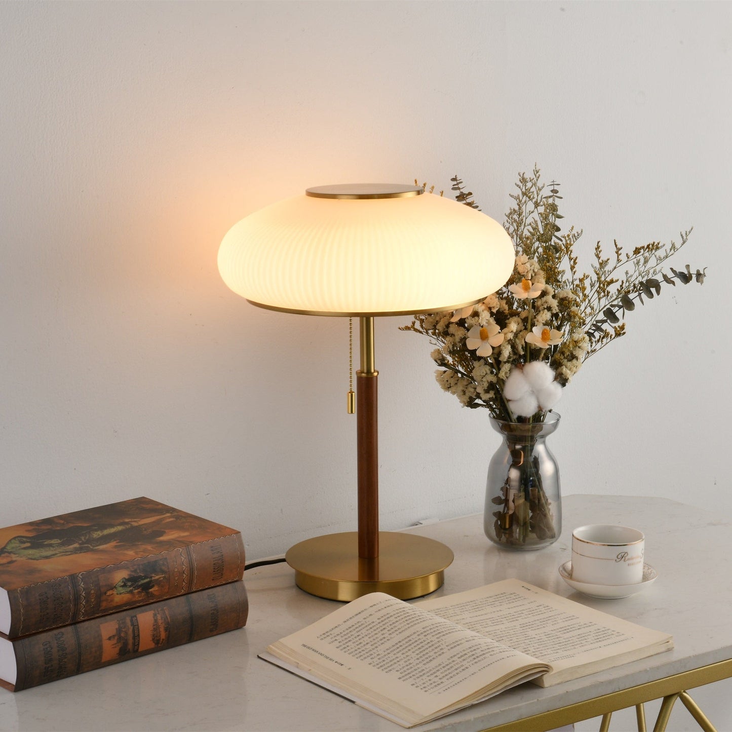 Lampe de table posée sur un bureau moderne