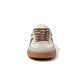 Vue latérale de baskets légères à lacets