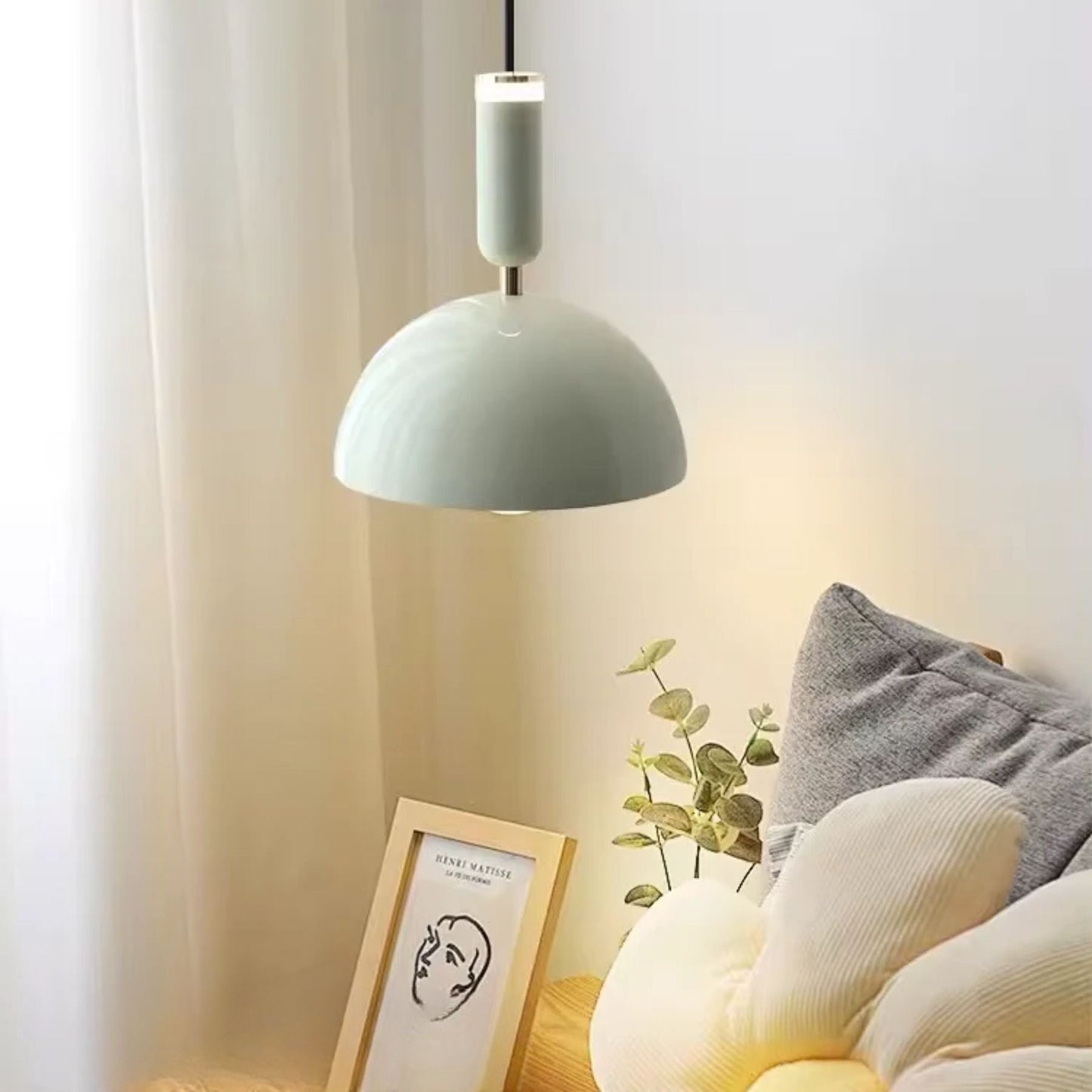 Lampe en acrylique et aluminium dans un salon