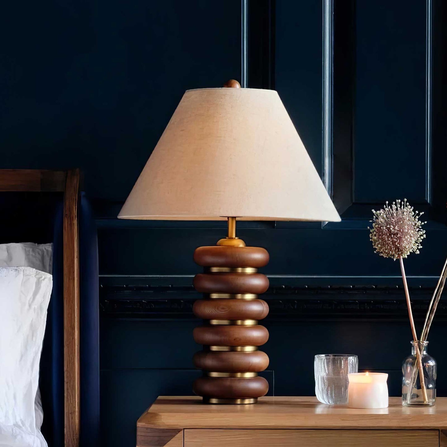 Lampe de table sur une commode avec décor minimaliste