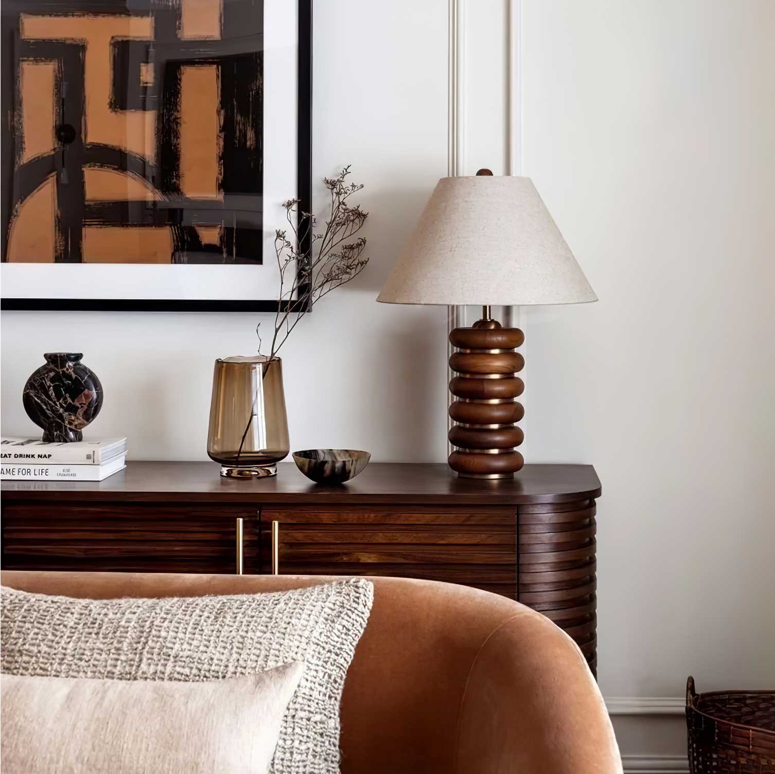 Lampe de table avec abat-jour en lin dans un bureau