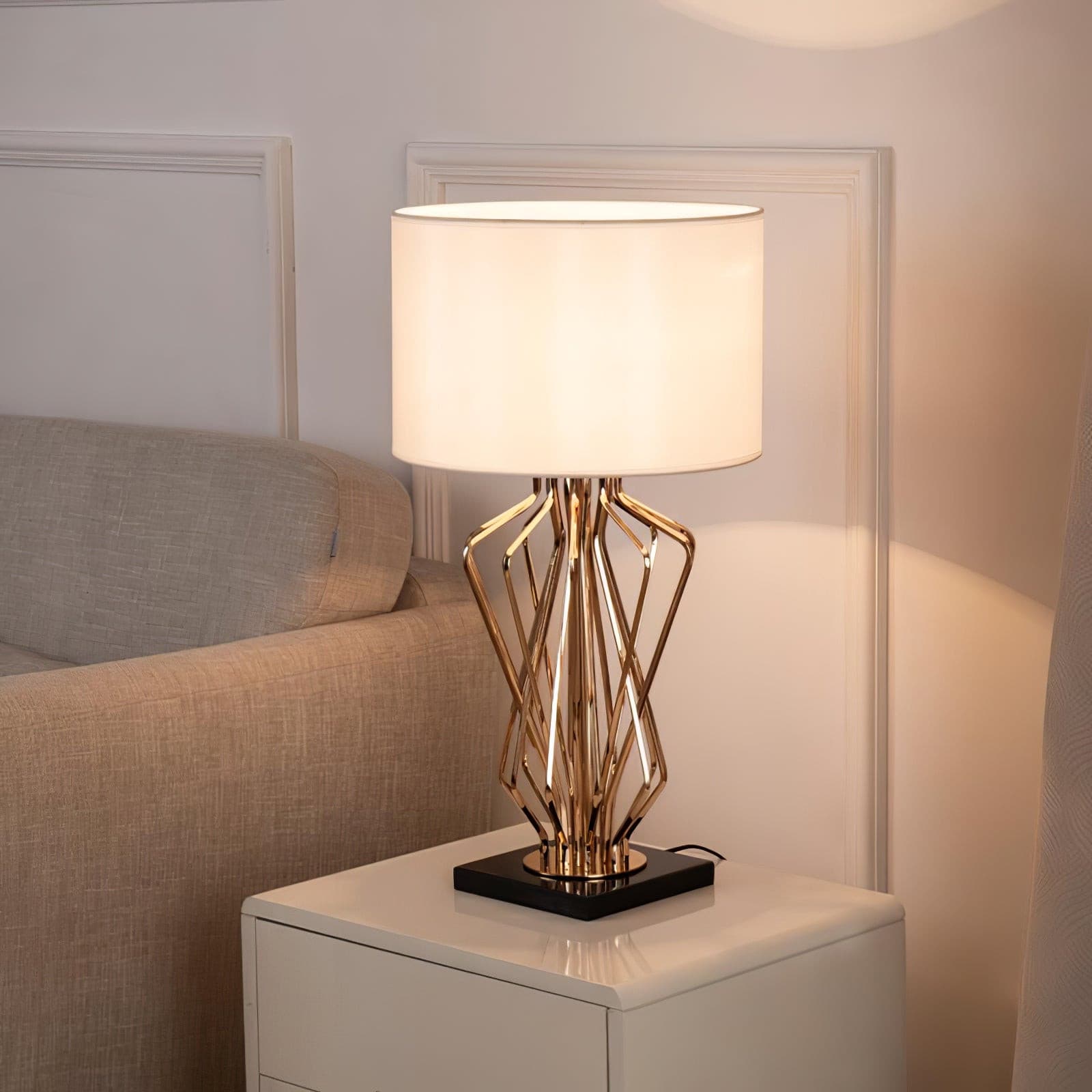 Lampe avec abat-jour blanc dans un salon élégant