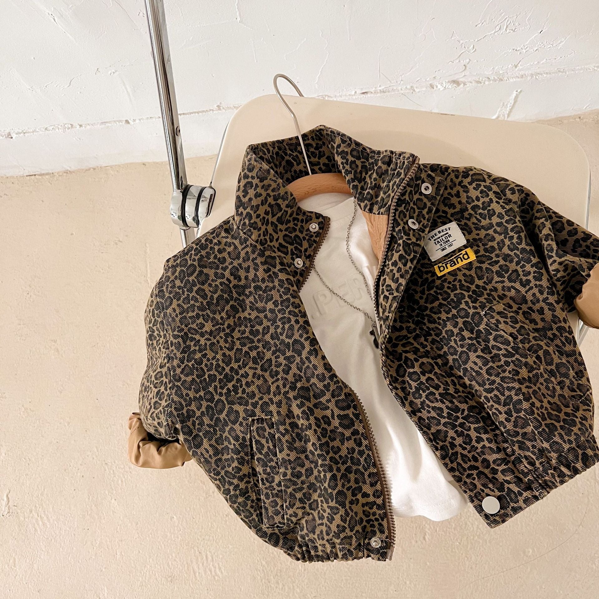 Vue arrière de la veste léopard pour fille, coupe décontractée
