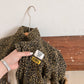 Enfant portant la veste léopard, montrant l'ajustement confortable
