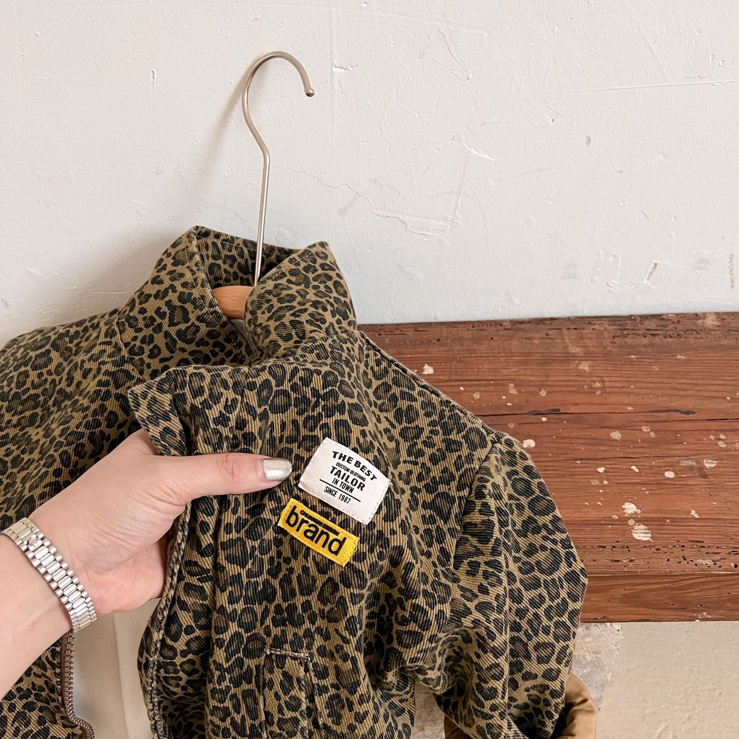 Enfant portant la veste léopard, montrant l'ajustement confortable