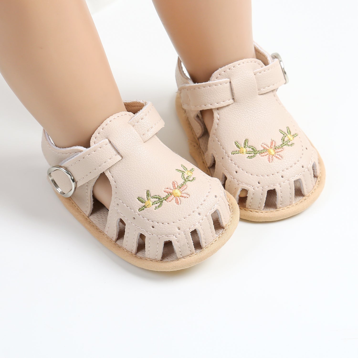 Vue d'ensemble des sandales bébé avec détails floraux