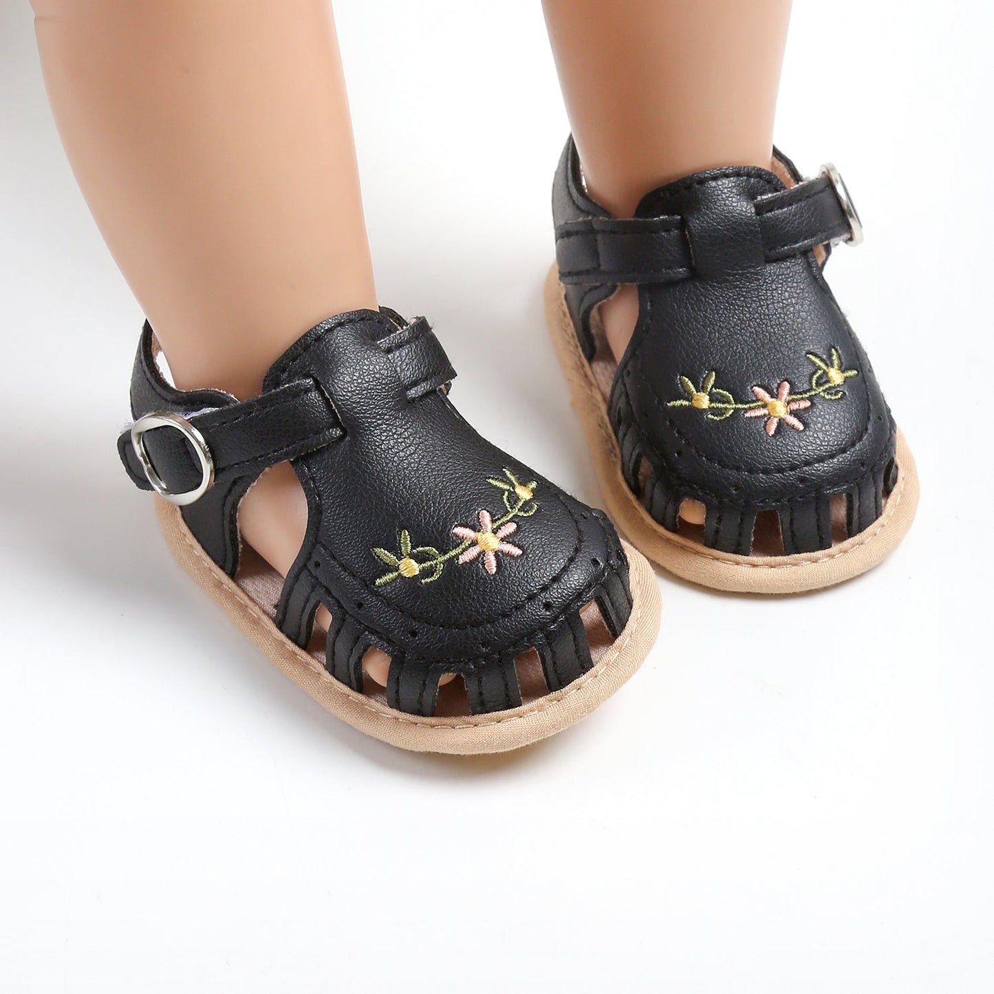 Vue arrière des sandales bébé avec broderie florale