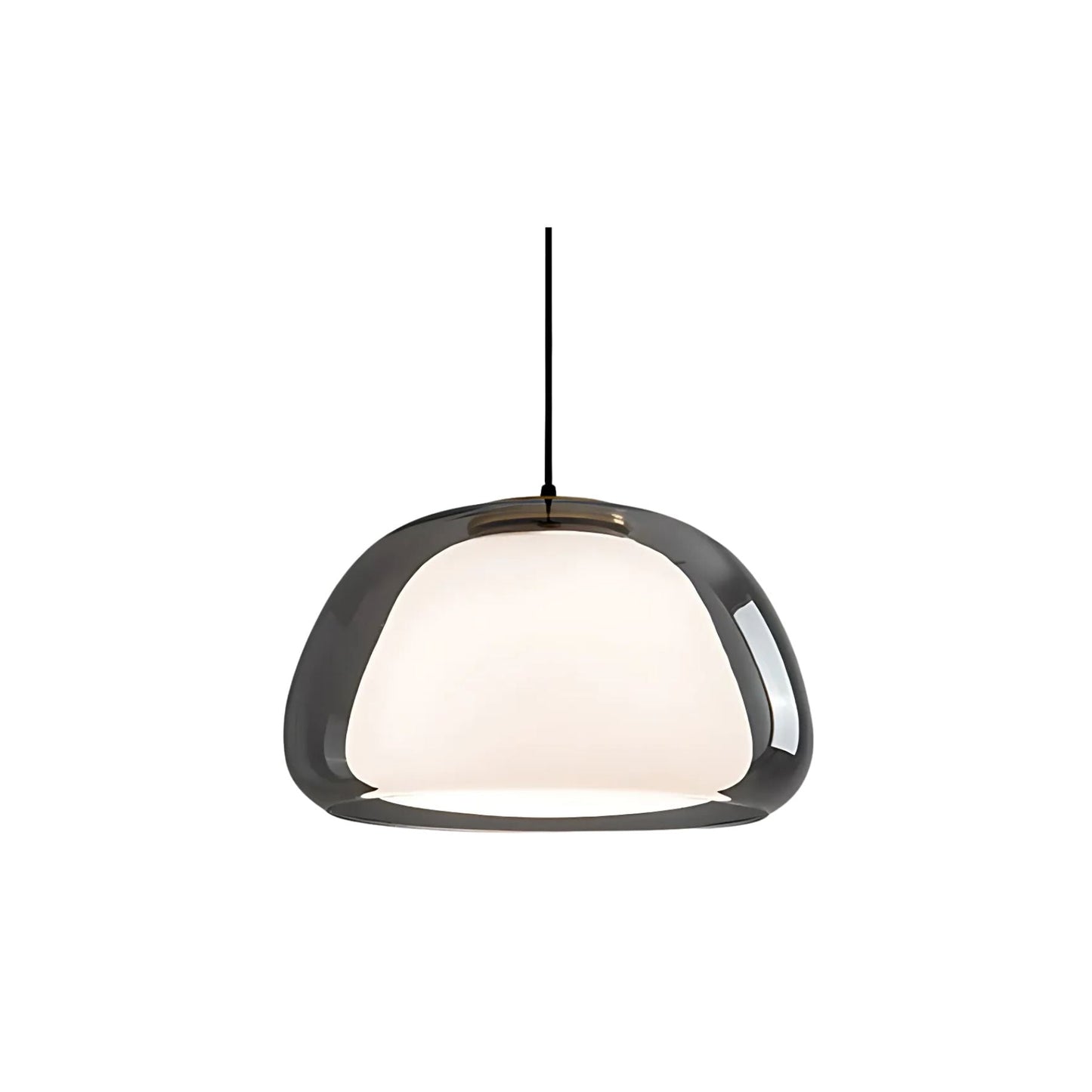 Lampe suspendue en verre avec lumière diffuse au-dessus d'une table